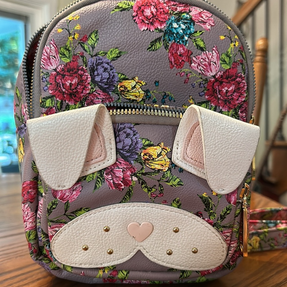 Betsy Johnson Childs back pack puppy face front pocket 2 zipper closed areas luv